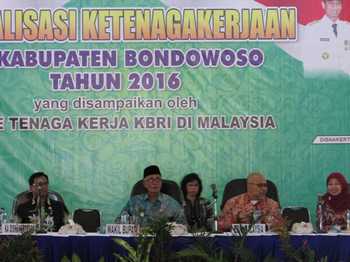 Sosialisasi ketenagakerjaan oleh atase KJRI Malaysia di Bondowoso.