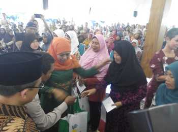 Menteri Sosial Khofifah Indar Parawangsa Menyerahkan Bantuan Bagi Warga Miskin di Pendopo Sabha Swagatha Blambangan Banyuwangi