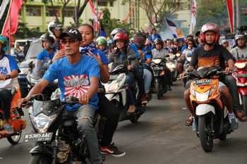 Hingga sore hari ribuan suporter Arema masih melakukan konvoi di beberap ruas jalan di Kota Malang.