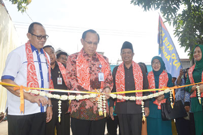 Kepala BKKBN Pusat Dr Surya Chandra Surapaty meresmikan Kampung KB