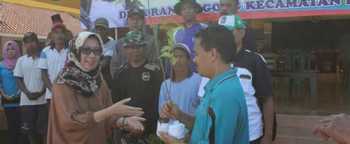 Kepala Dinas Kehutanan Kabupaten Lumajang Indah Amperawati saat menyerahkan bibit sirsat kepada salah seorang perwakilan dari KTH (Kelompok Tani Hutan) di Desa Ranulogong Kecamatan Randuagung.
