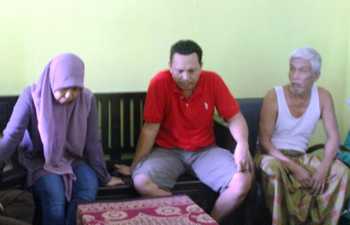 Riadiwarga berkaos Merah, warga Mojoangapit Jombang ditetapkan sebagai tersangka kasus dugaan calo CPNS . [ramadlan/bhirawa]