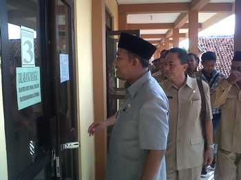 Wakil Bupati Sumenep, Achmad Fauzi saat meninjau UNBK di SMAN 1 Sumenep.