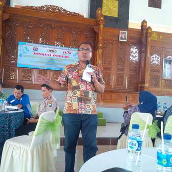Ketua Persatuan Wartawan Indonesia (PWI) Jawa Timur, Ahmad Munir saat menyampaikan materi dan berdiskusi dengan undangan di Pendopo Krido Manunggal Tuban. (khoirul huda/bhirawa)