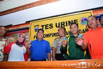 Forum Pimpinan Daerah mengikuti tes urine guna menegaskan bahwa pimpinan daerah bersih dari narkoba.(Alimun Hakim/Bhirawa)