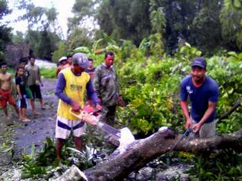 Warga membersihkan pohon tumbang dan rumah warga Desa Ngudikan Kecamatan Wilangan yang roboh akibat terjangan puting beliung.(ristika/bhirawa)