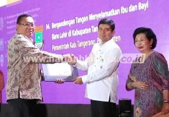 Bupati Situbondo, H Dadang Wigiarto SH, saat menerima penghargaan Si-Novik 99 dari Menteri PAN-RB, Yuddi Crisnandi di gedung JX Internasional Expo, Surabaya, baru-baru ini. [istimewa/bhirawa].