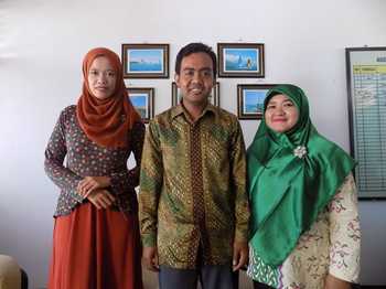Tiga Guru di Situbondo (Marta Mila, Siti Juwairiyah dan Arif Santoso) diterima Kabid Dikmen Dipendik Kabupaten Situbondo, Agus HP dan Kasi SMA, Muh. Fauzan, saat berpamitan. [sawawi/bhirawa]