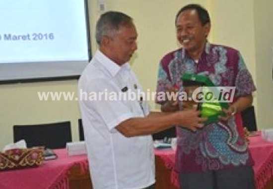 Wakil Bupati Batang Soetadi saling tukar cindera mata dengan Asisten II Bidang ekonomi pembangunan sekda kab Trenggalek Agung Sujatmiko.