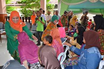 Mensos RI Khofifah Indar Parawansa didampingi Wabup Lamongan Kartika Hidayati saat menyerahkan bantuan sosial dan PKH di Kecamatan Lamongan. [suprayitno/bhirawa]