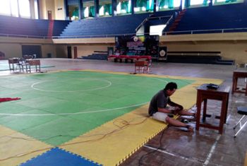 Persiapan gelanggang dan tempat upacara pembukaan Kejurprov Silat Remaja Piala Gubernur Jawa Timur di GOR Tawangalun Banyuwangi (Nurhadi/bhirawa)