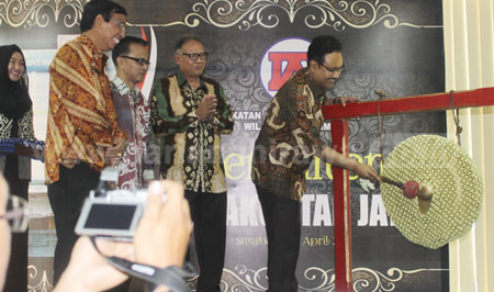 Wakil Gubernur Jatim Saifullah Yusuf meresmikan Gedung Kantor Ikatan Akuntan Indonesia (IAI) Jatim di Jl Krukah Utara Surabaya, Kamis (7/4) kemarin. 