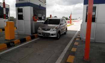 Sebuah kendaraan pribadi melintas di gerbang  tol Mojokerto-Krian, Kamis. (kariyadi/birawa).
