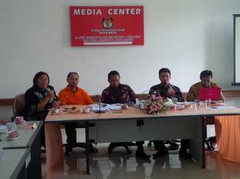 Para komisioner KPU Kota Batu saat memberikan sosialisasi terhadap PKPU dan anggaran Pilwali 2017 di Kantor KPU Kota Batu