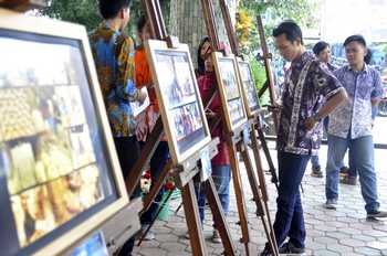 Foto-foto yang dipamerkan oleh UKM Focus dalam rangka ikut memeriahkan Hari Kartini.