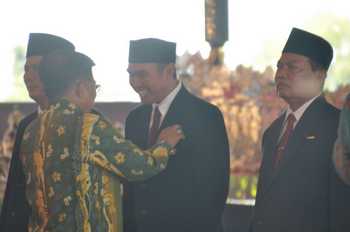 Wali Kota Malang HM. Anton saat menerima penghargaan dari Wapres Jusuf Kalla.