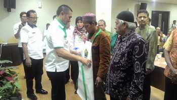 Walikota Malang HM. Anton memakaikan Apron kepada peserta Desiminasi Juleha