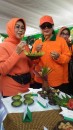 Ny. Fatma Saifullah Yusuf dan Ny. Dewi Farida Anton saat mencicipi masakan peserta lomba cipta menu Minggu (24/4) kemarin.