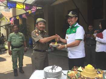 Wali Kota Malang HM. Anton memberikan potongan tumpeng kepada Kasatpol PP Agoes Edy Putranto