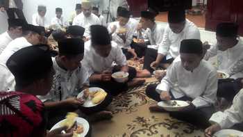 Ketua DPRD Kota Malang Arif Wicaksono, berbaur bersama 102 Yatim di Rumah Dinasnya.