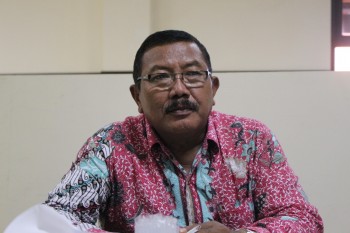 Ketua Badan Kehormatan Dewan Perwakilan Rakyat Daerah Kabupaten Lamongan Hasan Bisri ,menunggu keputusan dari internal partai PKB Dan PDIP untuk menentukan keputusan tegas.