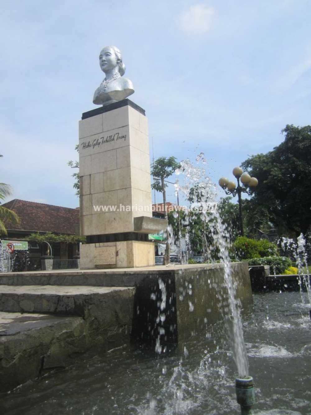 PATUNG KARTINI DI KOTA TULUNGAGUNG Patung Kartini di Taman Kartini depan Pendopo Kongas Arum Kusumaning Bongso Kota Tulungagung, Kamis (21/4). Sudah 43 tahun patung itu berdiri sejak diresmikan oleh Pjs Bupati KDH Tulungagung, R Soenardi, tanggal 21 April 1973 silam. Tetap terawat dan berdiri kokoh. Tanda apresiasi bagi perjuangan dan jasa RA Kartini yang hingga saat ini selalu diperingati setiap tanggal 21 April. (wed/bhirawa]