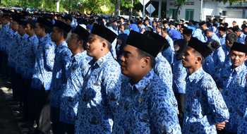 PNS Tulungagung diberi seragam baru putih hitam yang dananya berasal dari APBD Kabupaten setempat.