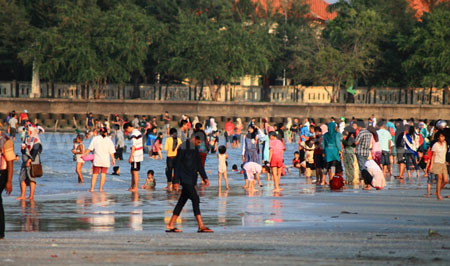 Pantai Kute Tuban yang menjadi jujukan para wisatawan saat musim libur. [khoirul huda]