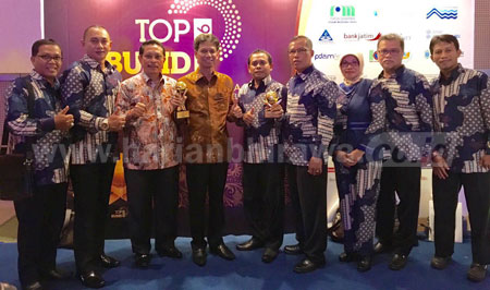  Tim Manajemen PDAM Bondowoso bersama Bupati dan Sekda saat menerima penghargaan Tom BUMD 2016 di Jakarta.