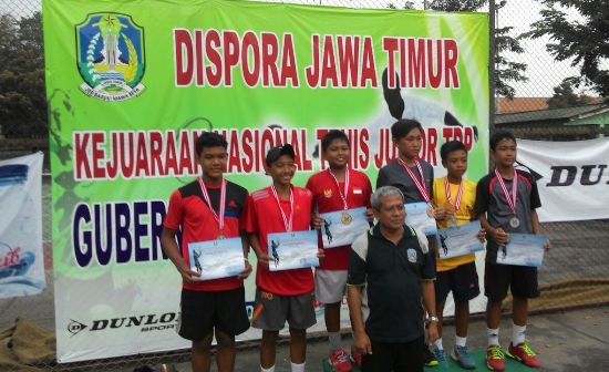 Para juara di Kejurnas Piala Gubernur Jatim Cup saat menerima medali. dok dispora jatim.