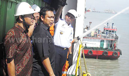 Disnav saat memeriksa keselamatan kapal sebelum berlayar.