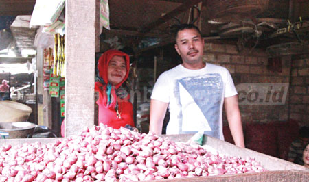 Salah satu pedagang bawang merah di pasar tradisional pasar baru tuban. [Khoirul Huda]