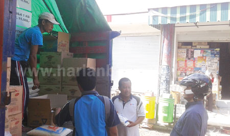 Pelaksanaan pasar murah yang digelar Disperindag-ESDM Kabupaten Situbondo diserbu pembeli kemarin. [sawawi]