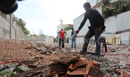 Polrestabes Surabaya melakukan olah TKP di puing-puing bangunan cagar budaya Rumah Radio Bung Tomo di Jalan Mawar Nomor 10 Surabaya, Rabu (11/5). [gegeh bagus]