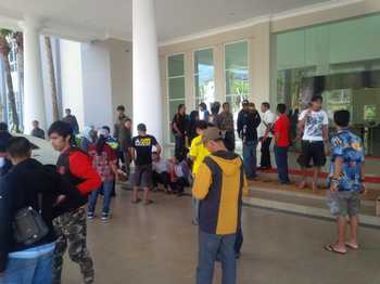 Puluhan PKL Alun-Alun saat 'ngluruk' ke Balaikota Among Tani Kota Batu untuk meminta kembali gerobak yang disita.