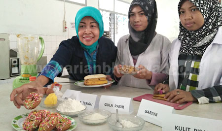 Fajar Kurnia Hartati, dosen Teknologi Pangan Universitas Dr Soetomo (Unitomo) Surabaya menunjukkan proses pembuatan donat dari bahan campuran terigu dan kulit pisang, Kamis (12/5). [adit hananta utama]