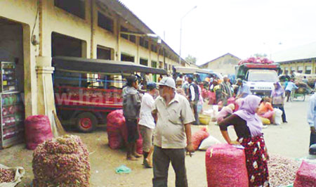 Pasar Bawang Merah di Dringu Probolinggo legang. [wiwit eko pribadi]