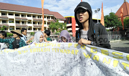 Aksi Solidaritas mahasiswa Universitas 17 Agustus (Untag) Surabaya menolak kekerasan seksual terhadap perempuan, Kamis (12/5). [adit hananta utama]