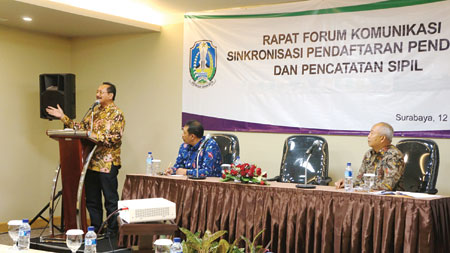 Kepala Disnakertransduk Jatim, Dr Drs H M Sukardo MSi saat akan membuka kegiatan rapat forum komunikasi sinkronisasi pendaftaran penduduk dan pencatatan sipil.