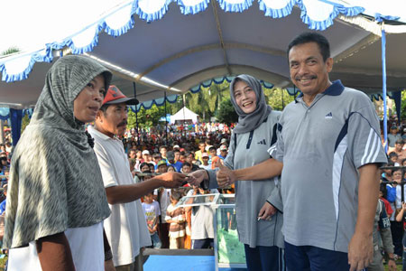 Wali Kota Madiun, H. Bambang Irianto, SH. MM didampingi Ny. Hj. Lies Bambang Irianto menyerahkan kontak sepeda motor hasil undian kepada Agus Supriyanto. [sudarno]