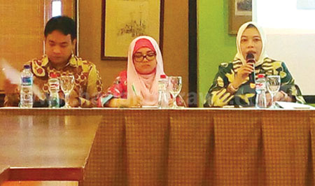 Dari kiri, Aru Armando Ka KPPU Surabaya, Dyah Ka Humas, dan Saidah Sakwan komisioner KPPU pusat.