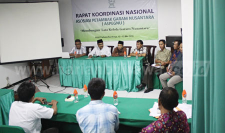 Wakil Gubernur Jatim Drs H Saifullah Yusuf saat berdiskusi dengan para petani garam dalam acara Rapat Koordinasi Nasional di Hotel Fortune Surabaya.