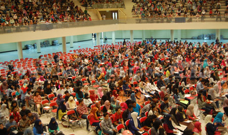Ribuan peserta mengikuti try out SBMPTN di gedung ACC Universitas Airlangga, Minggu (15/5). [adit hananta]