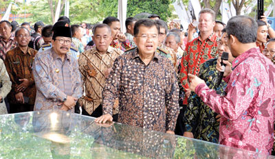 Wakil Presiden Drs H M Jusuf Kalla Gubernur Jatim Pakde Karwo dampingi Wapres Jusuf Kalla mengunjungi pameran usai kegiatan Apel Bela Negara.
