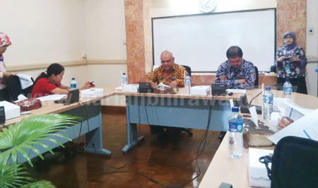 Kepala Kantor Perwakilan BI Kediri Djoko Raharto Saat Menggelar Pers Conference. Selasa (17/5)