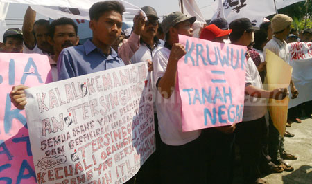 Aksi unjuk rasa ratusan petani Desa Gadungan di depan Gedung DPRD Kabupaten Blitar, Rabu (18/5). [hartono]