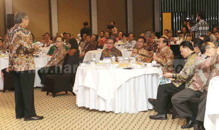 Gubernur Jatim Dr H Soekarwo berdialog dengan Wamen Keuangan Prof Mardiasmo pada acara Focus Group Discussion Sharing Session Pemerintah Daerah di Hotel Bumi Surabaya, Rabu (18/5).