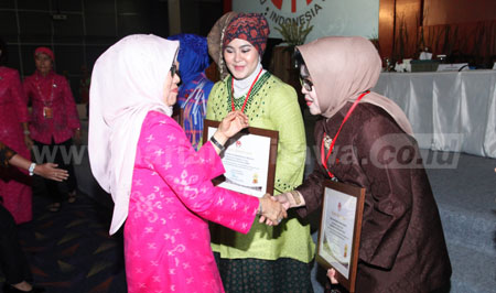 Bude Karwo menerima ucapan selamat dari Ketua Umum Dekranas Pusat Ny Mufidah Jusuf Kalla usai menerima piagam penghargaan di sela-sela acara Rakernas Dekranas di Smesco Convention Center Jakarta.