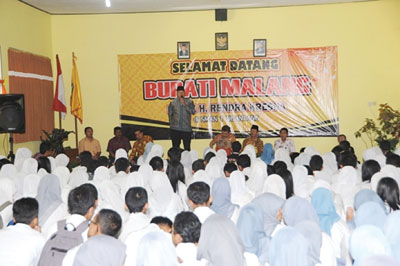 Bupati Malang H Rendra Kresna saat berkunjung ke sekolah untuk memberikan motivasi pada siswa terkait pentingnya pendidikan.
