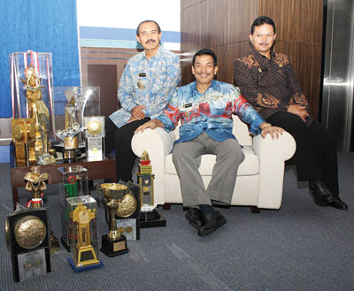 Tampak dari kiri, Wakil Wali Kota Madiun, H. Sugeng Rismiyanto, SH. M.Hum, Wali Kota Madiun, H. Bambang Irianto, SH. MM (tengah) dan Sekda Kota Madiun, Drs. Maidi, SH. MM, M.Pd.dok humas pemkot madiun